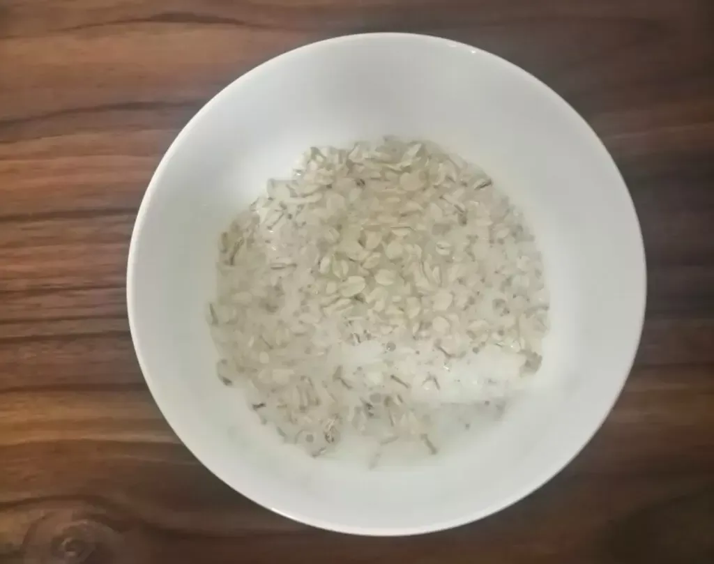 牛乳に浸したオートミール